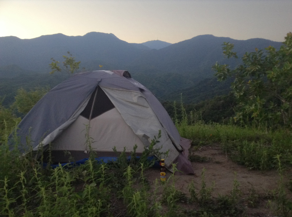 Tent and mountains during sunrise at the Santa Marta viewpoint
