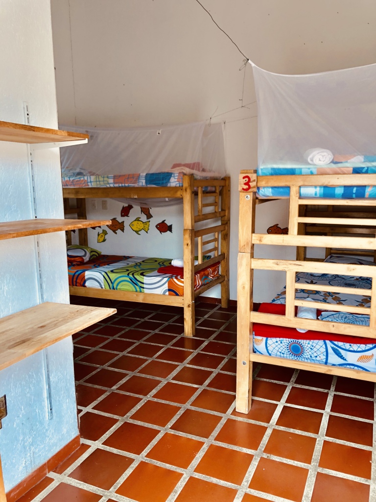 Dormitorio o habitación familiar con aire acondicionado y 4 camas individuales